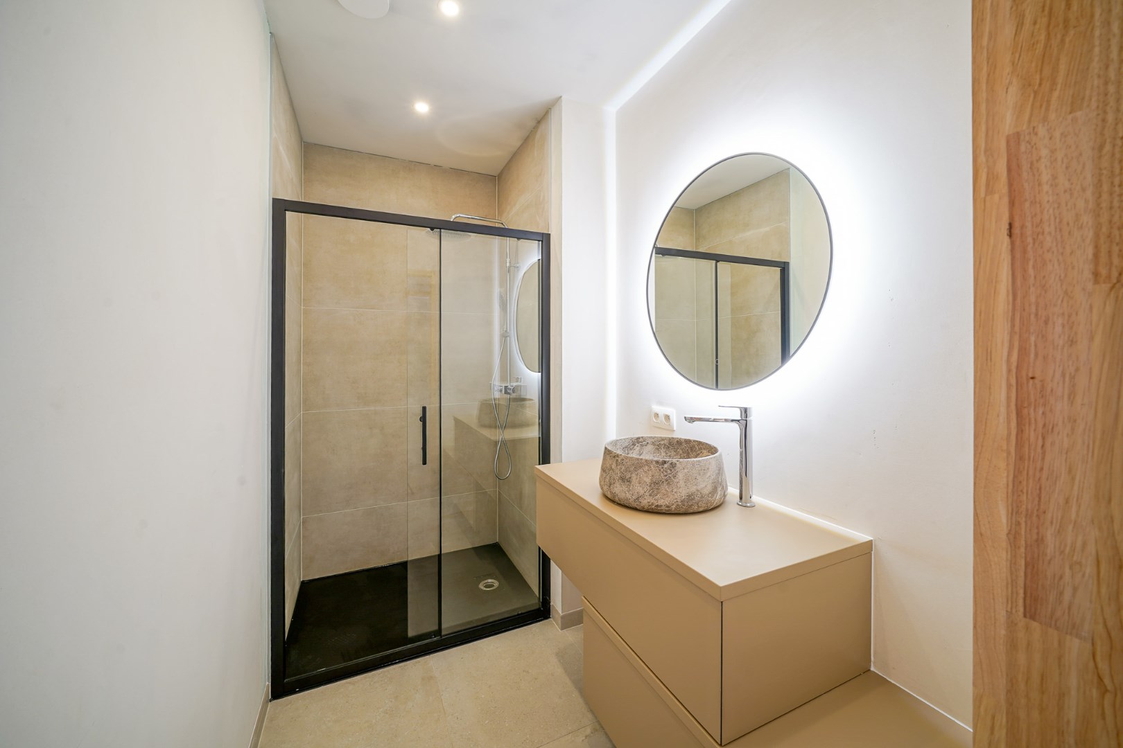 Nieuwbouwproject te Bredene bestaande uit 5 appartementen en 5 autotaanplaatsen. 