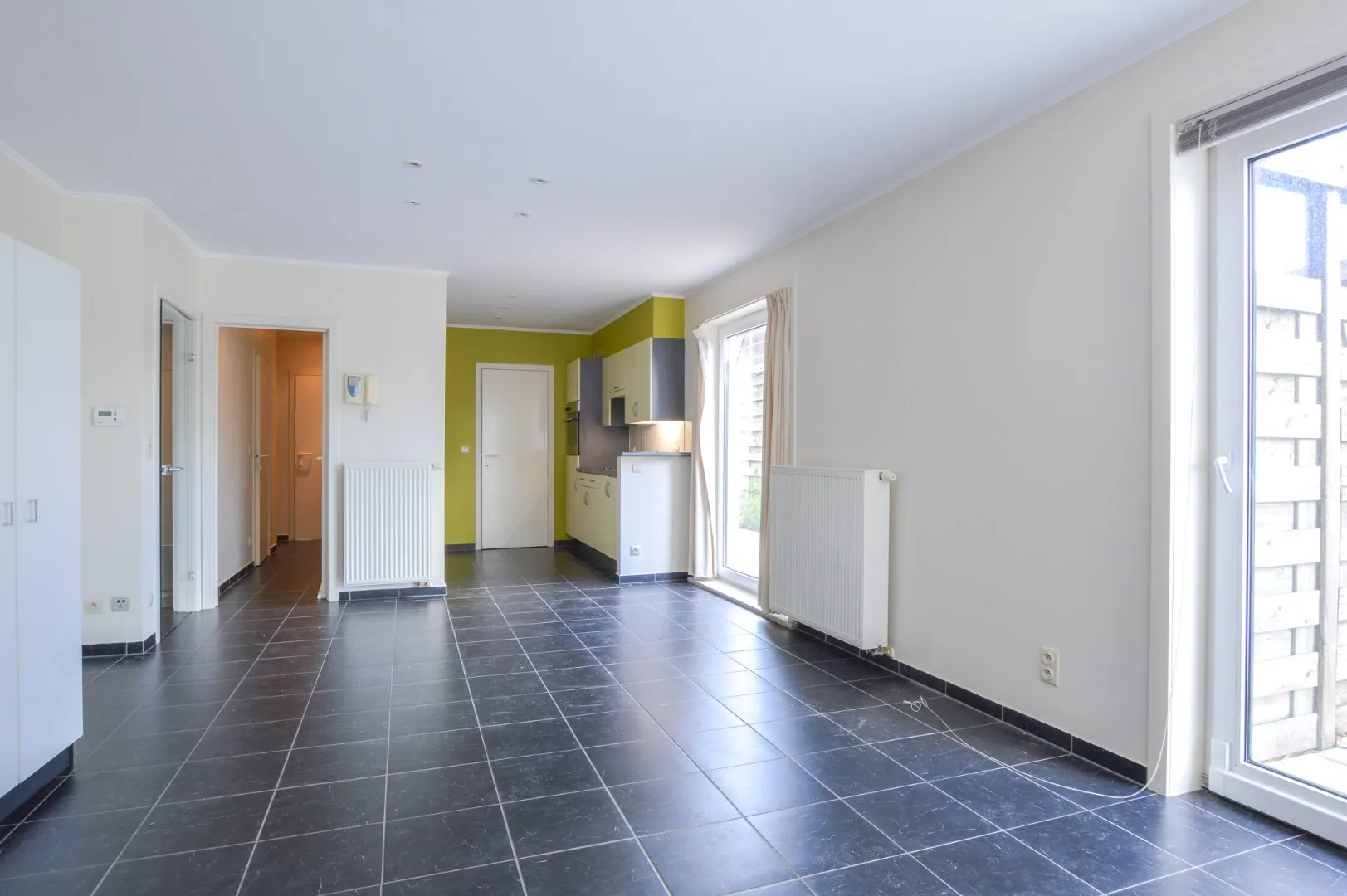 Recent gelijkvloers app met 2 slpks en garage in hartje Eernegem