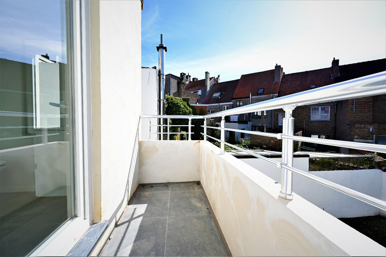 VOLLEDIG GERENOVEERD 1-SLAAPKAMER APPARTEMENT MET TERRAS 