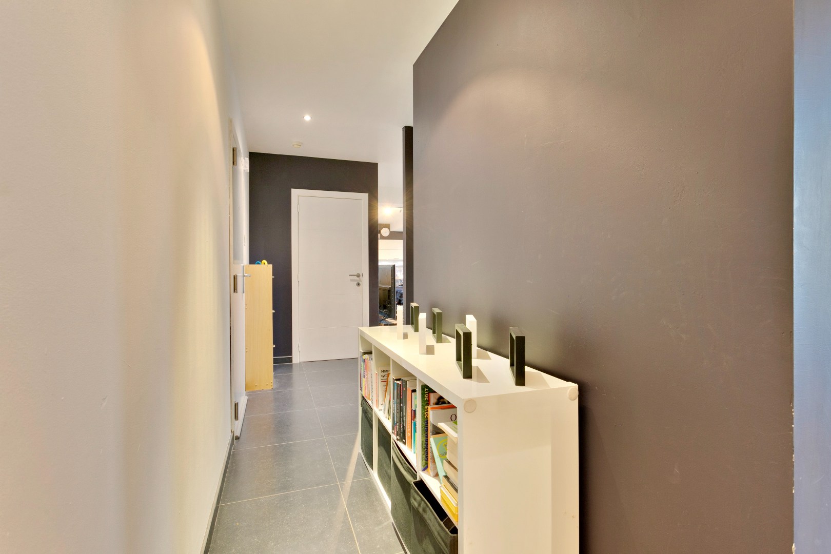 Recent lichtrijk 2slpk-appartement met terras, garagebox en kelder 