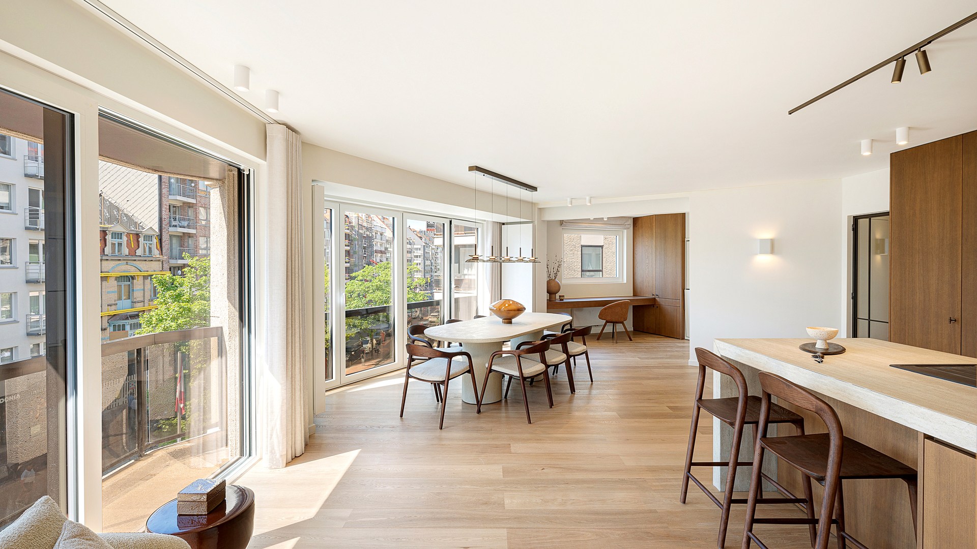 Appartement d'angle spacieux et luxueusement rénové avec des vues dégagées et une largeur de façade de plus de 16 mètres. 
