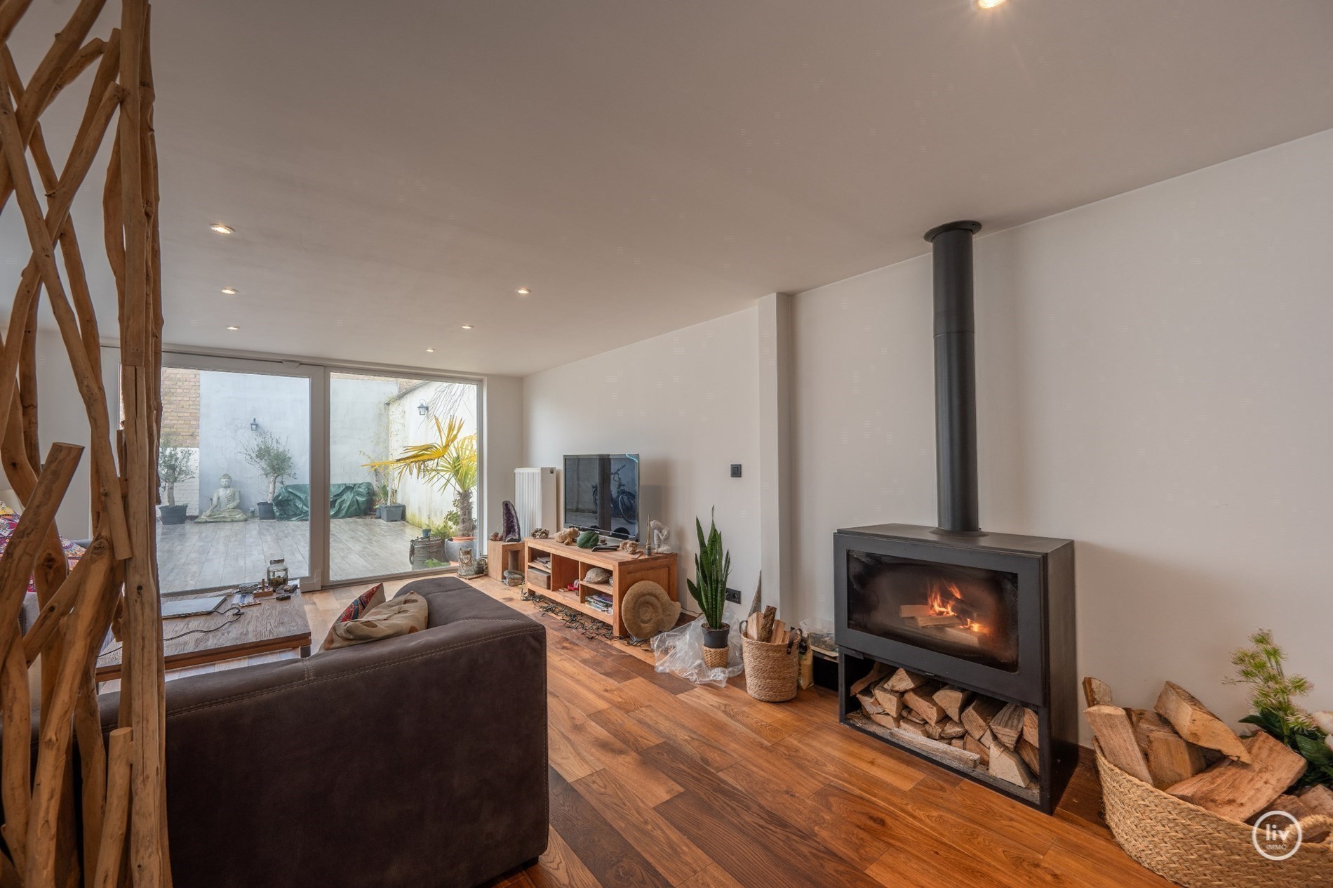 Maison authentiquement rénovée avec jardin orienté sud-ouest. 