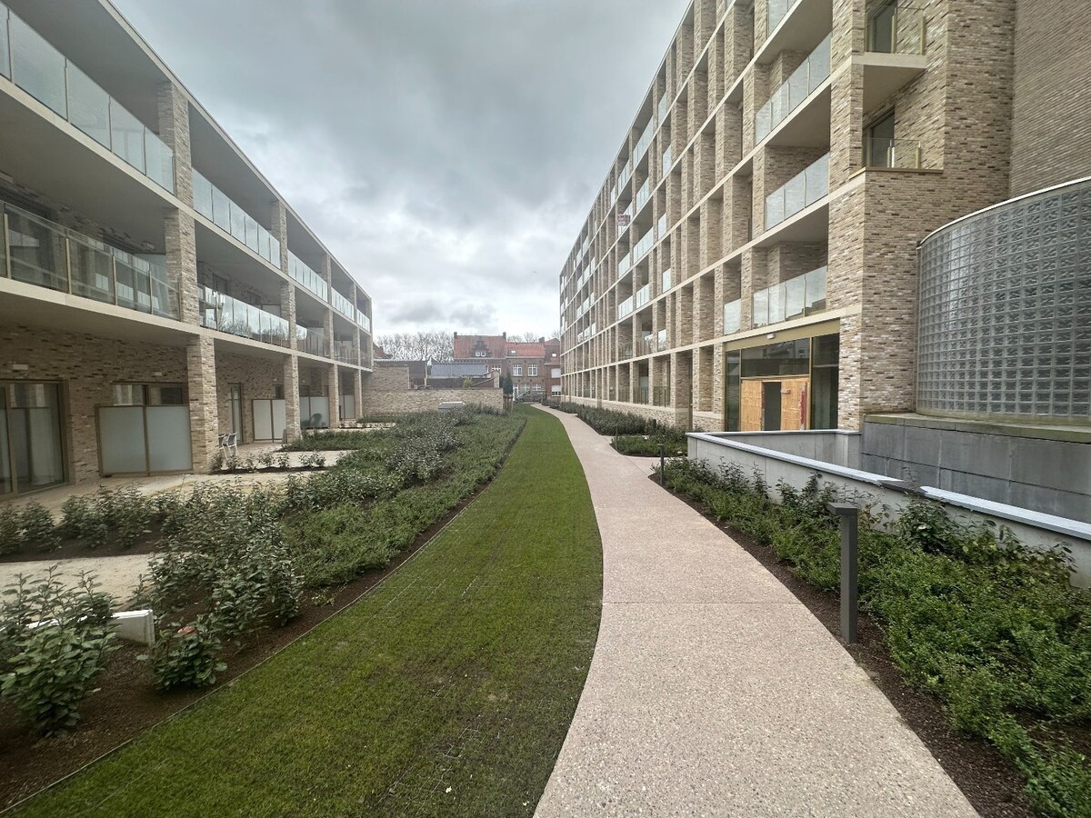 Ruim en energiezuinig 2-slaapkamerappartement met twee terrassen in centrum Ieper! 