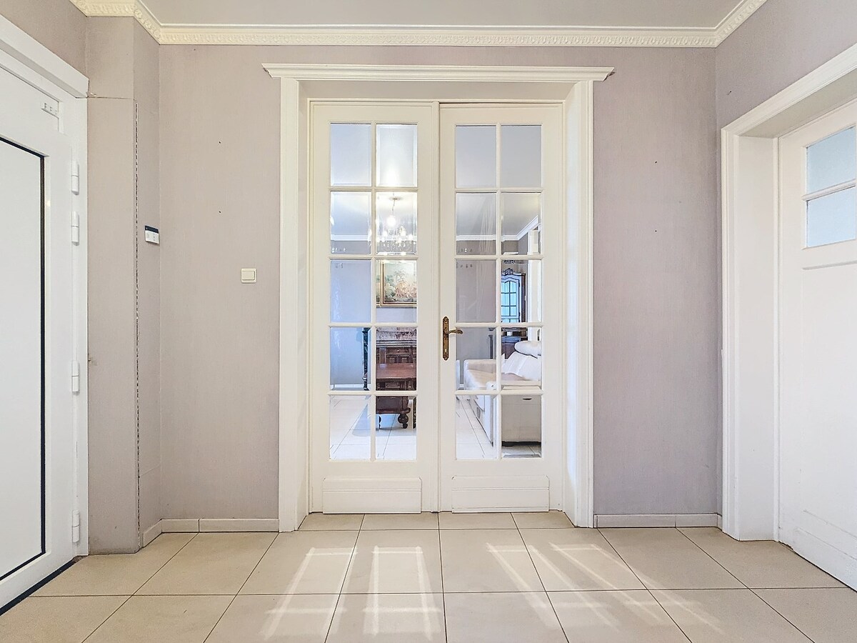 Statige woning met garage en ruime tuin te centrum Zottegem 