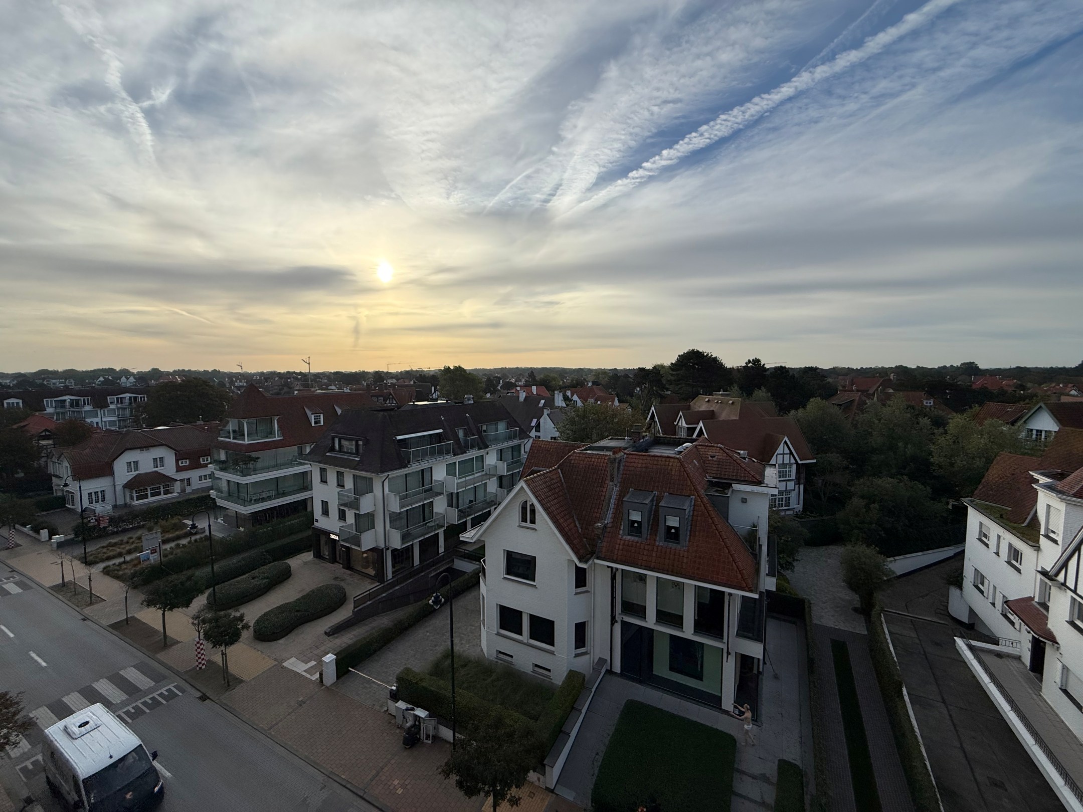 ONGEMEUBELD - Ruim appartement (3 slaapkamers) met een PRACHTIG ZICHT op het groen en de villa's, in het Zoute. KAN OP VENNOOTSCHAP GEHUURD WORDEN. 