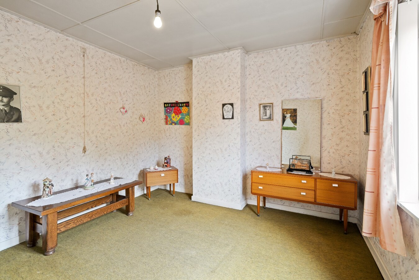 Halfopen woning met drie ruime slaapkamers en garage. 