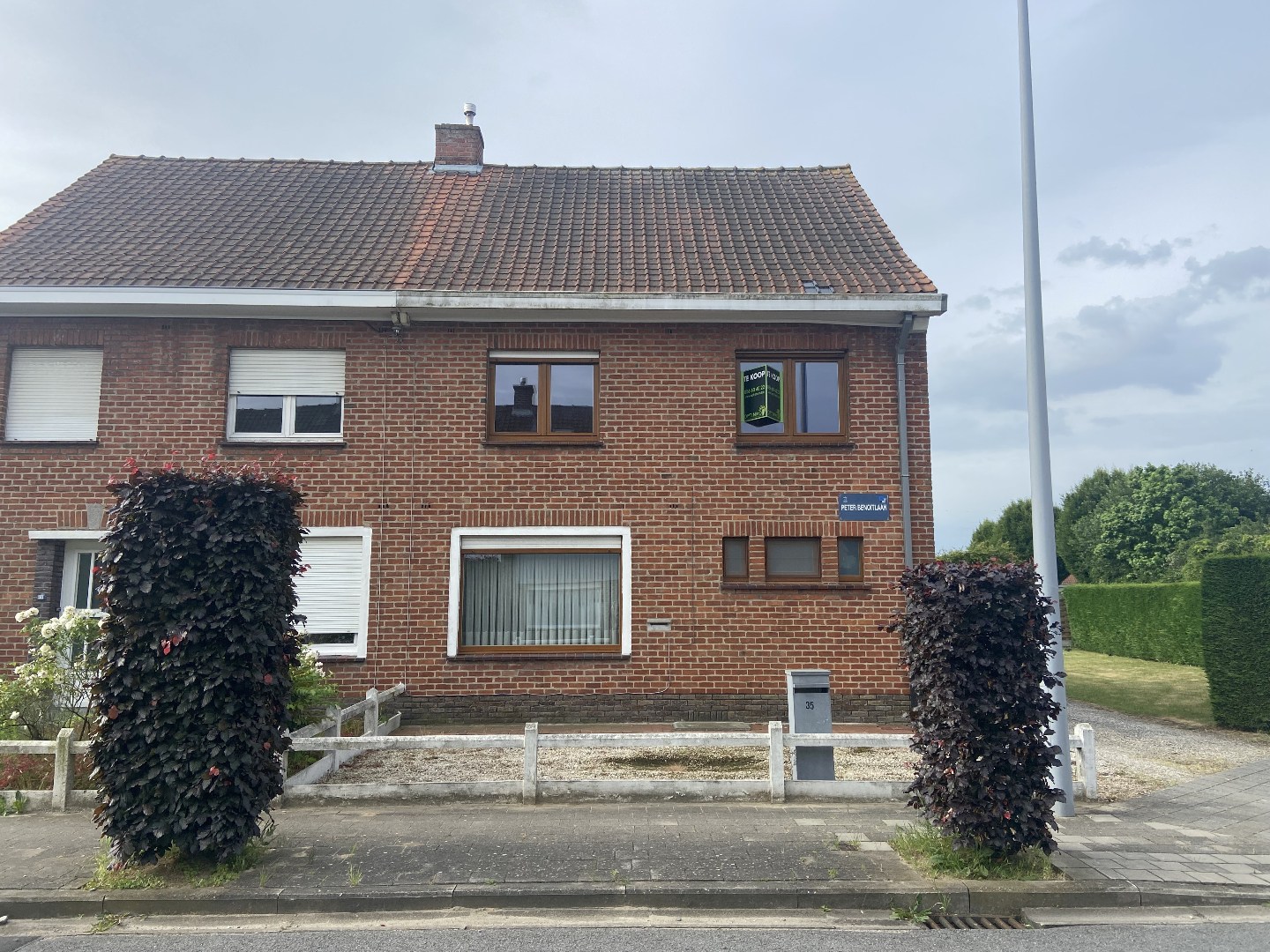 Degelijke halfopen bebouwing met groot potentieel op mooi hoekperceel van 524 m²! 