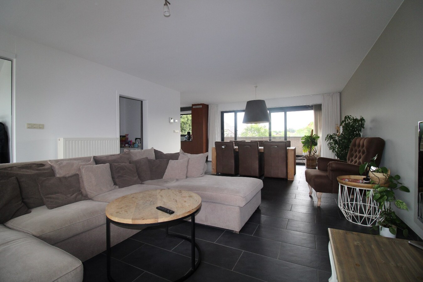 Zeer rustig gelegen ruim appartement met 3 slaapkamers en grote terrassen 