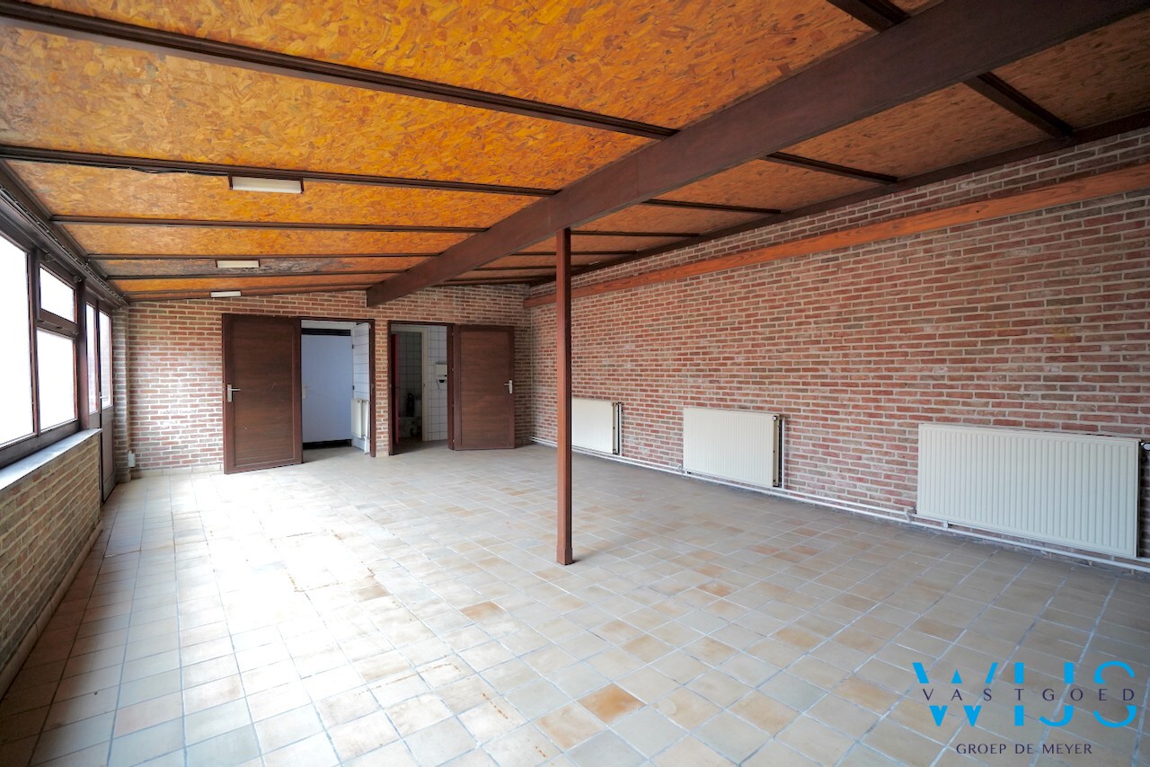 Karaktervol handelspand met woonst op topligging in Assenede! 