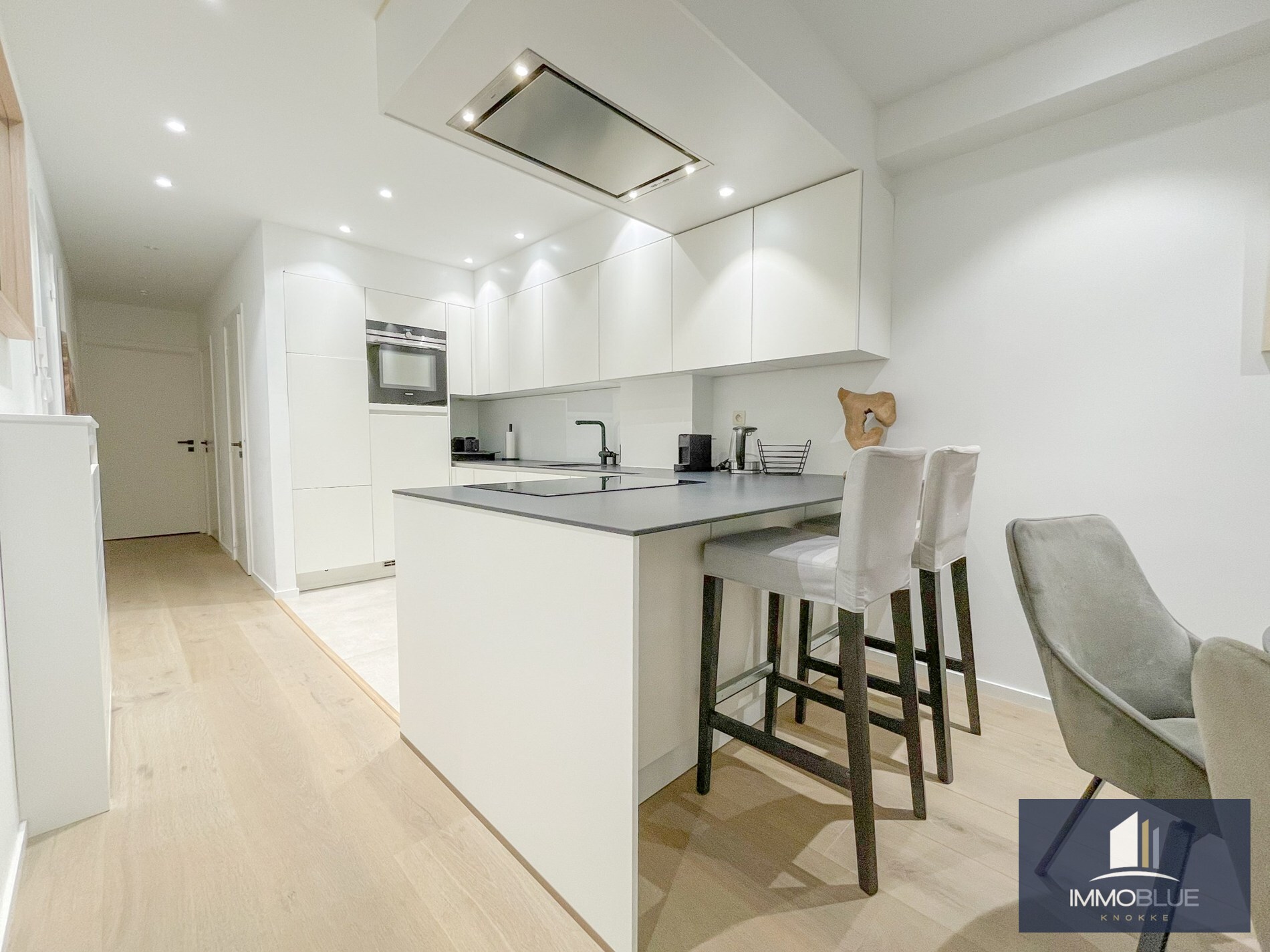 Appartement entièrement rénové, situé à deux pas de la mer. 