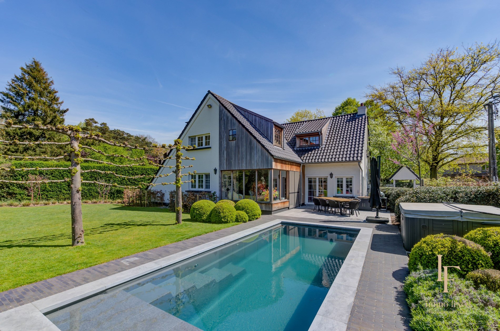 Charmante gerenoveerde villa met zwembad te Brecht. 