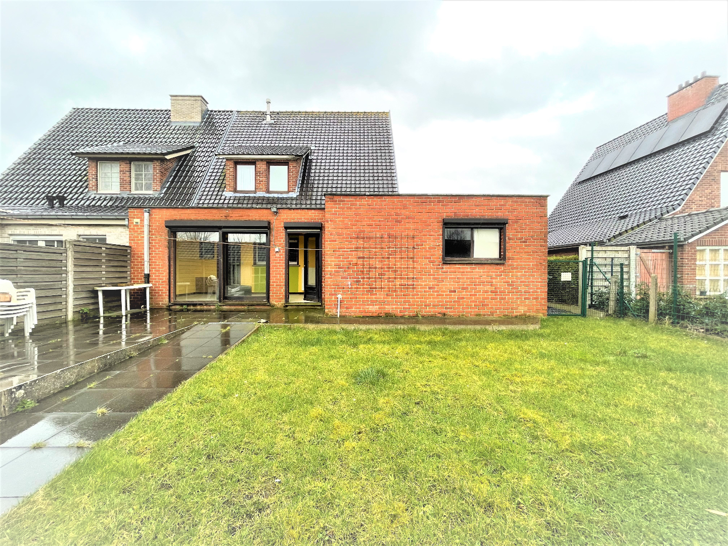 Statige halfopen woning met 3 slaapkamers en garage 