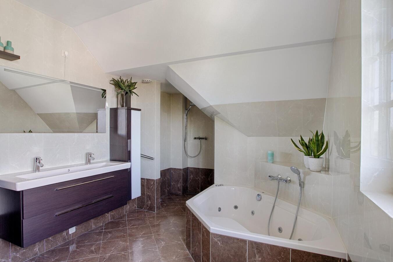 Luxe afgewerkt landhuis met gastenverblijf op een mooie locatie nabij het centrum van Hulsel gelegen op een perceel van 1264 M². 