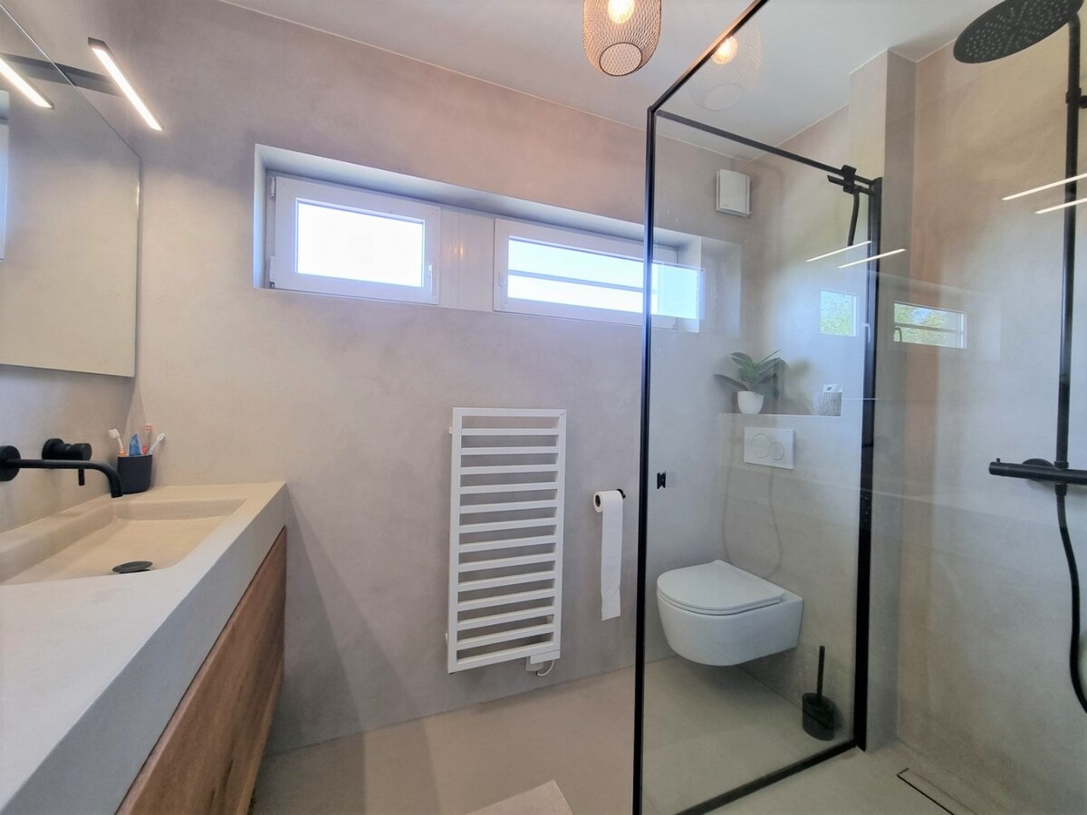 Magnifiek gelegen gezinswoning met garage &amp; oprit te Heist 