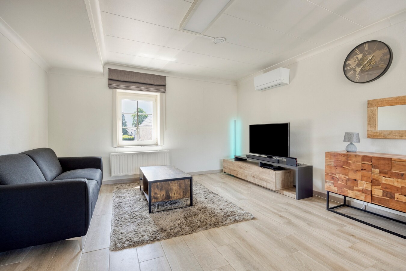 Charmant Leut : eigendom opgedeeld in 2 appartementen. Veranda,  2 garages. 