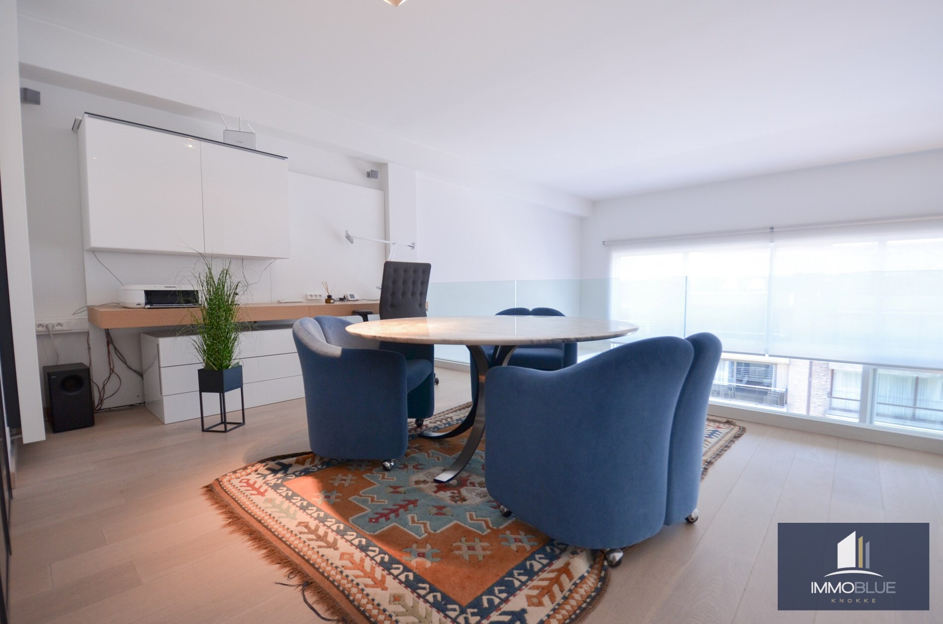 Duplex mezzanine lumineux et spacieux à louer, situé à deux pas de la mer. 