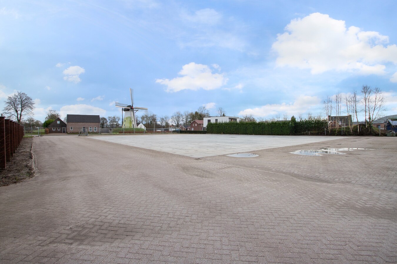 Te huur: “Opslag/overslaghal met buiten terrein”  aan de Rijt 31 te Luyksgestel, voorheen van KLG met buitenterrein. 