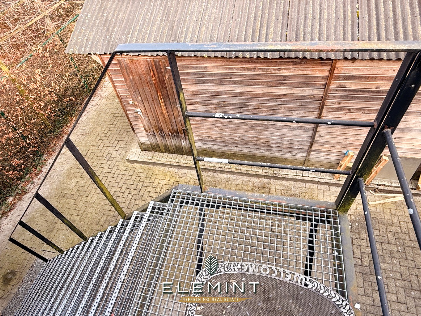 Uniek triplex-appartement met private inkom, 3 slpk, 2 badk &amp; ruim terras met vijver (161 m²) 