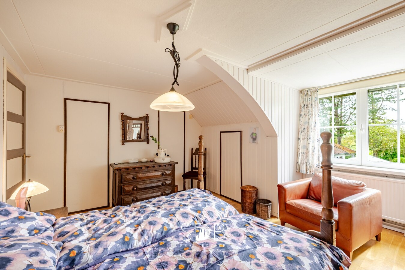Landelijke woning met authentiek gastenhuis, stalgebouw, graslanden en buitenpiste op 20.285m² 