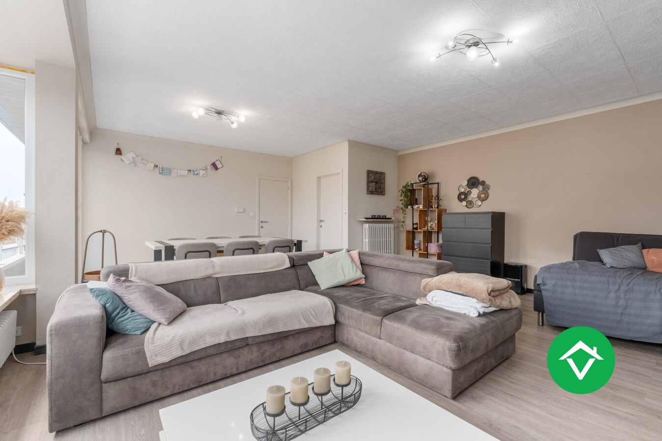 Veelzijdig handelspand met woonst en twee verhuurde appartementen in centrum Aartrijke 