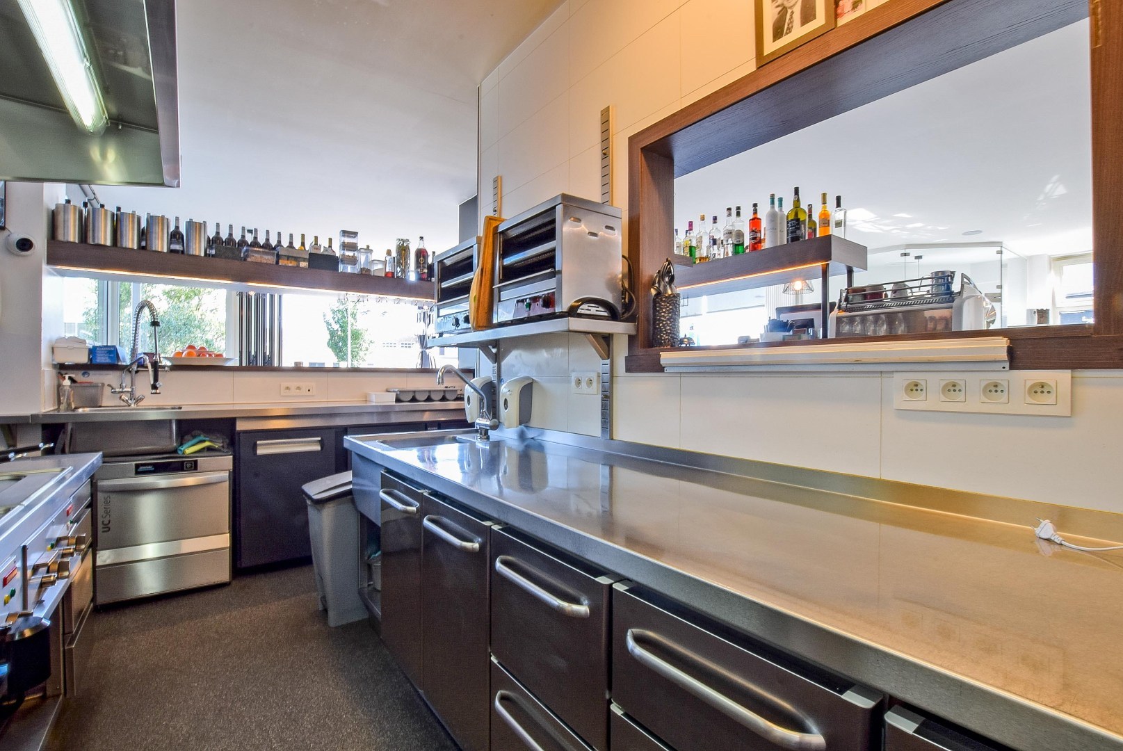 Tophorecazaak met woonst op de Kaai in Nieuwpoort – Huur of Huurkoop mogelijk 