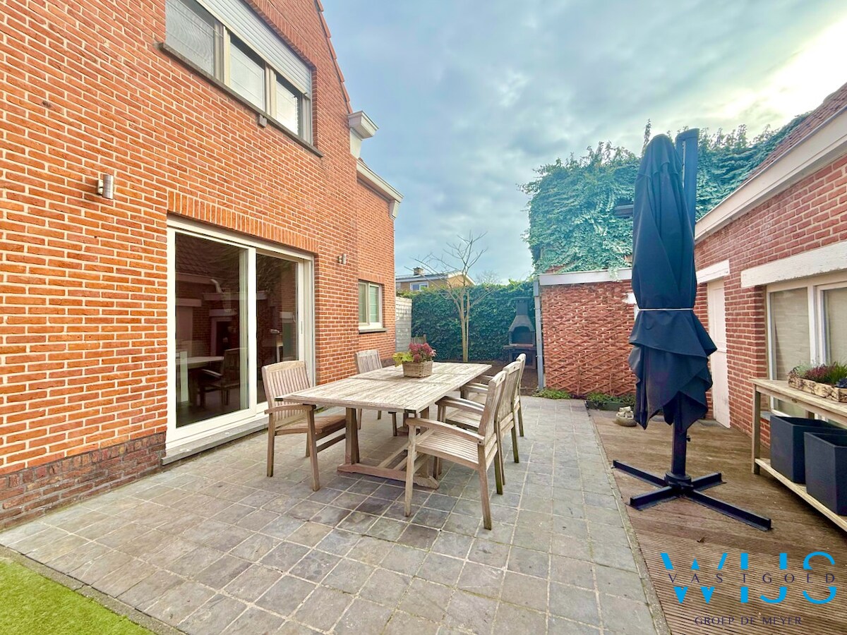 Instapklare, karaktervolle ALLEENSTAANDE woning op topligging in Ertvelde ! 