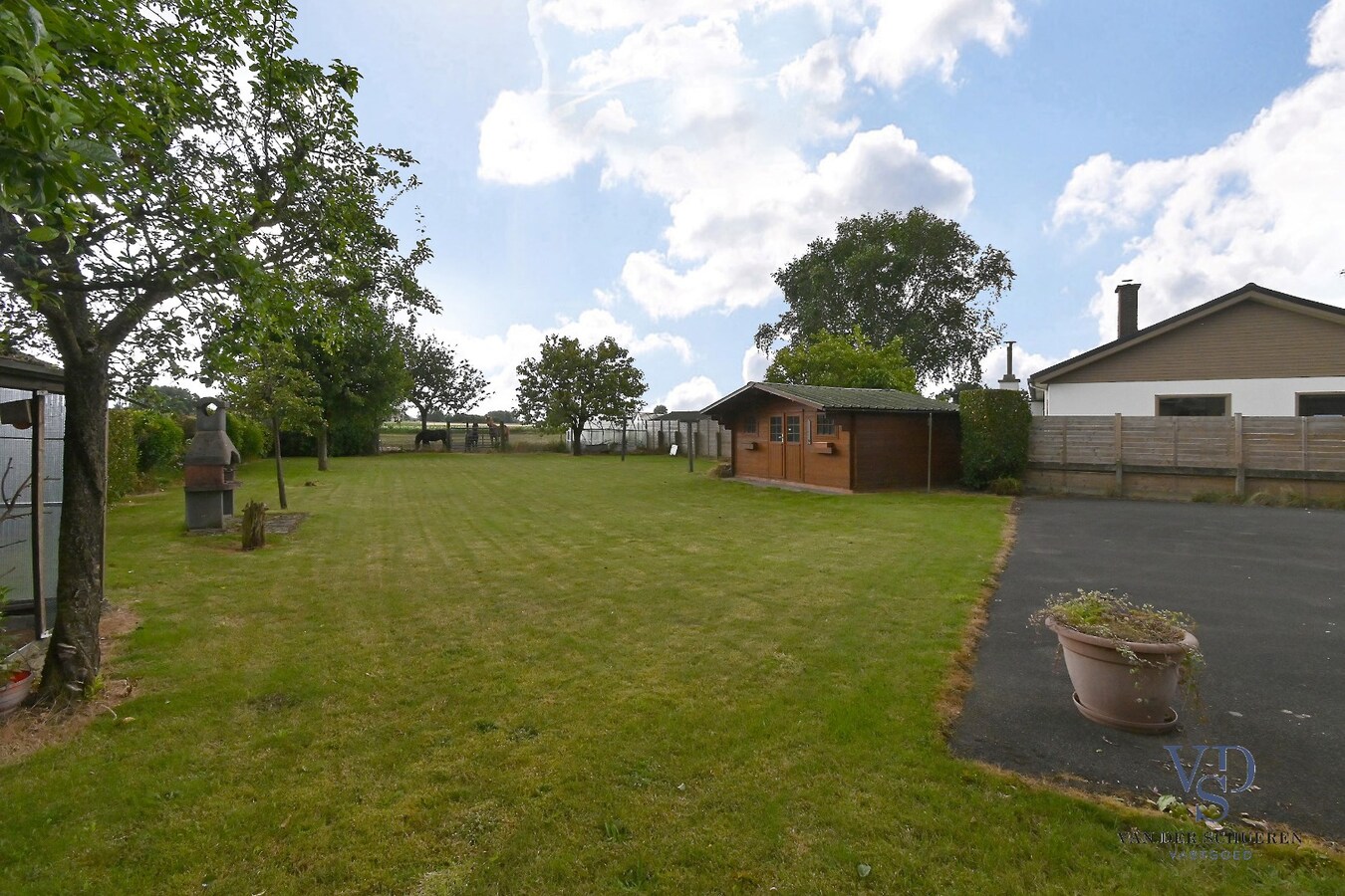 Degelijke laagbouw met grond (> 3600 m²). 