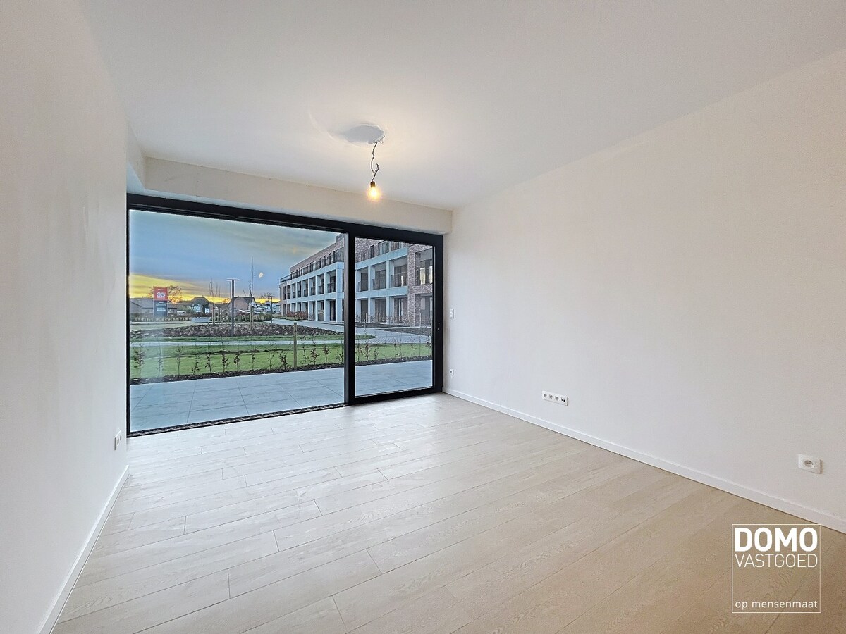 RUIM TWEE SLAAPKAMER APPARTEMENT MET TERRAS, LIFT EN AUTOSTANDPLAATS IN CENTRUM KERMT 