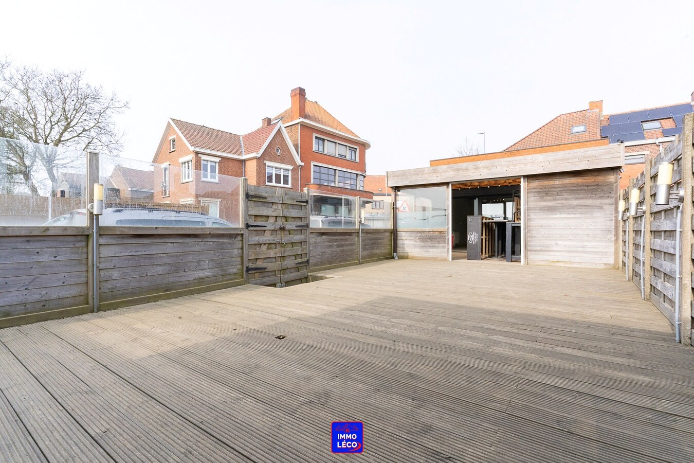 Maison de commerce avec logement, grande terrasse et garage, idéalement situé ! Nombreuses possibilités ! 