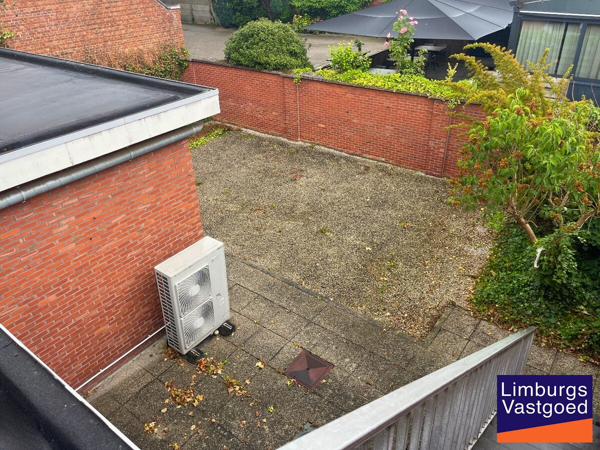 Kantoorgebouw 482m² op 3a85ca met tuin en garage op commerciële topligging 