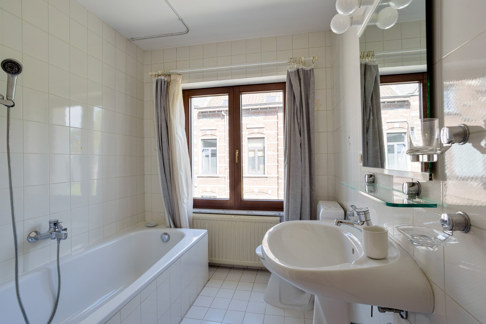 Charmante halfopen woning op twee percelen, prachtig aangelegde, bloemrijke tuin - 1652 ALSEMBERG (BEERSEL) 