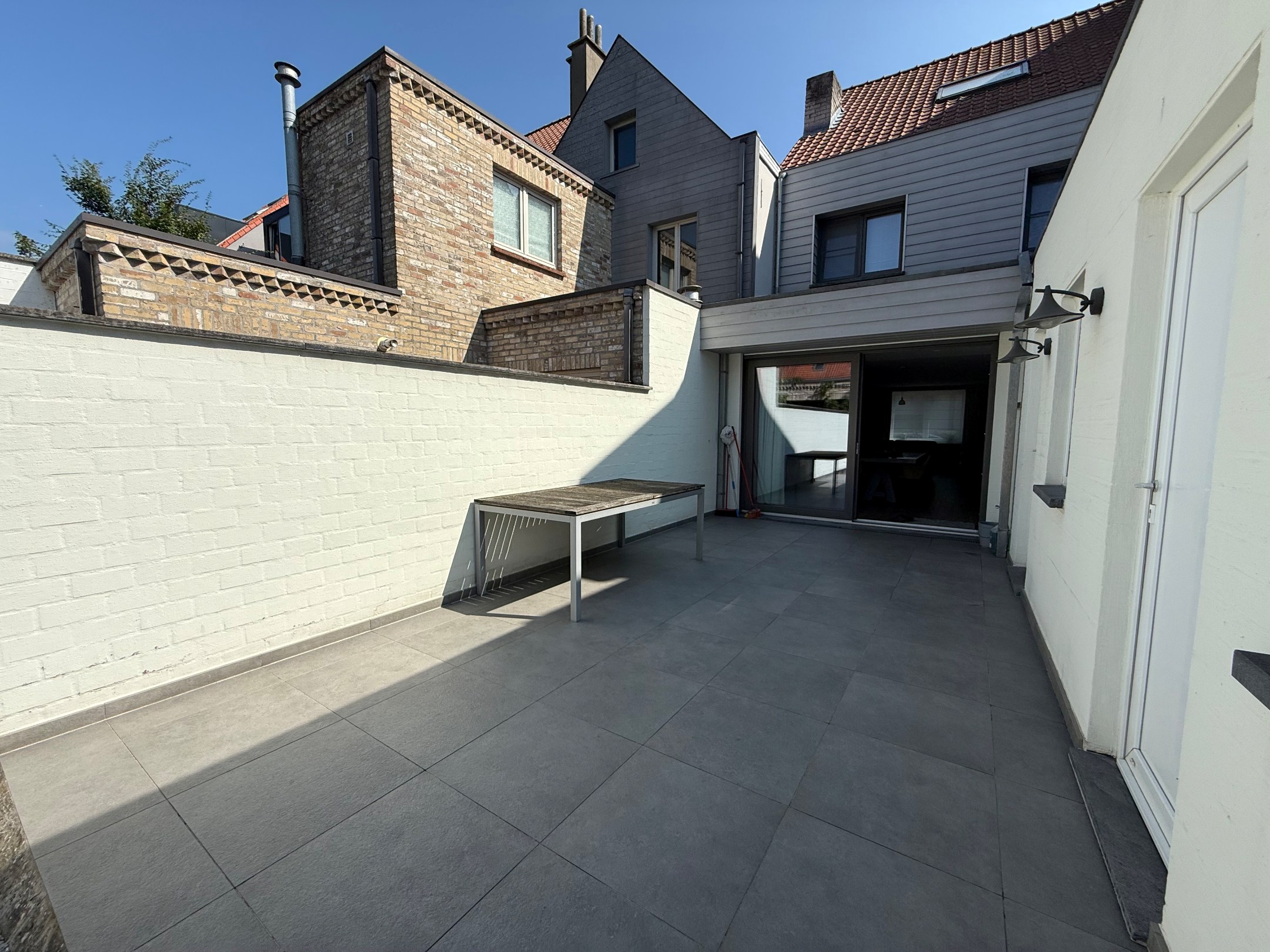 Non meublé - Maison bien entretenue avec trois chambres située dans le vieux Knokke, à distance de marche du centre commercial de Knokke et du Zoute. 