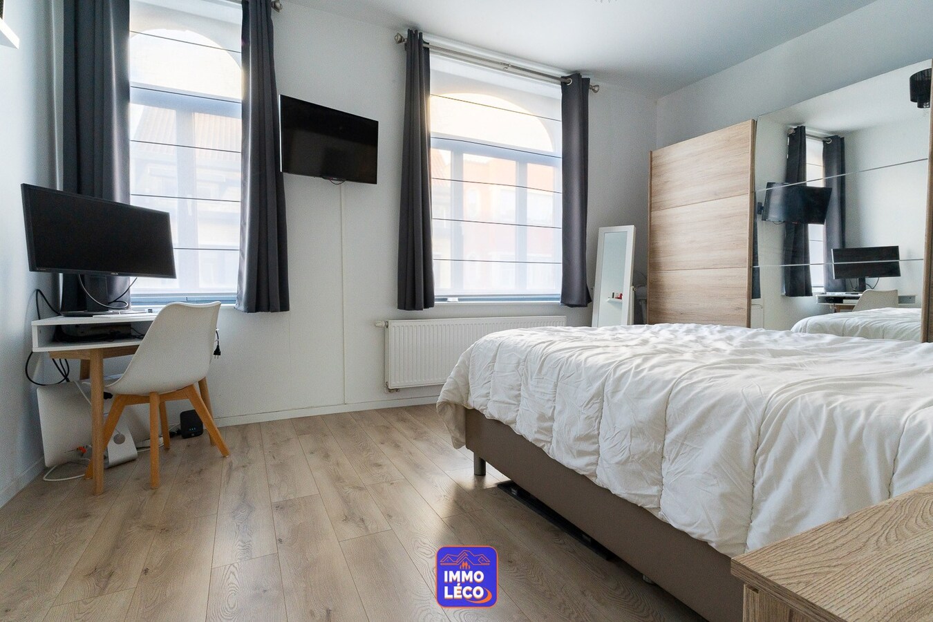 Maison entièrement rénovée avec beaux volumes, terrasse et jardin. 