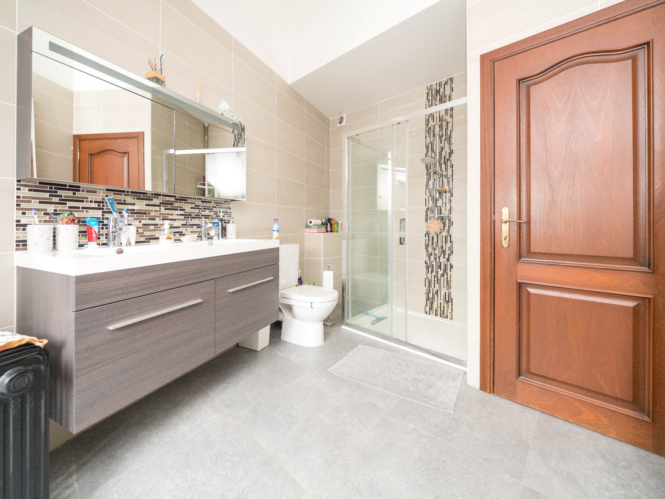 Zeer grote, instapklare woning met 6 kamers en 2 badkamers 