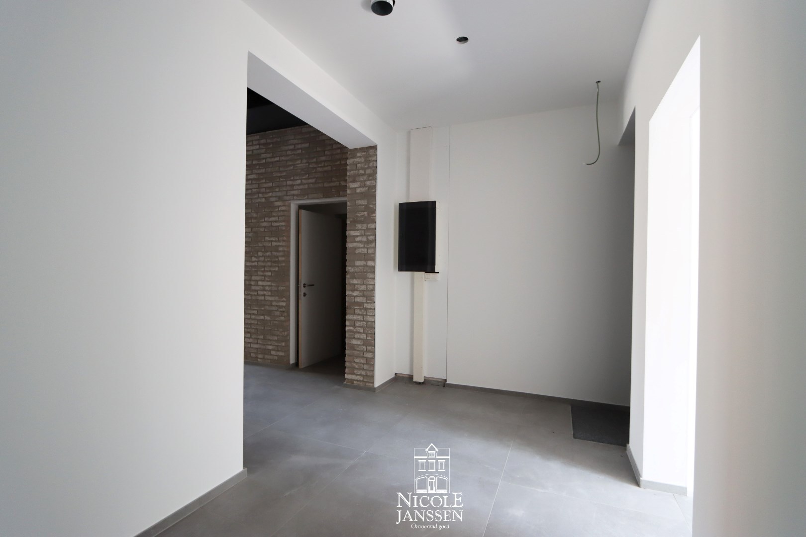 Tussenruimte met rechtstreeks toegang tot achterzijde via een aparte ingang