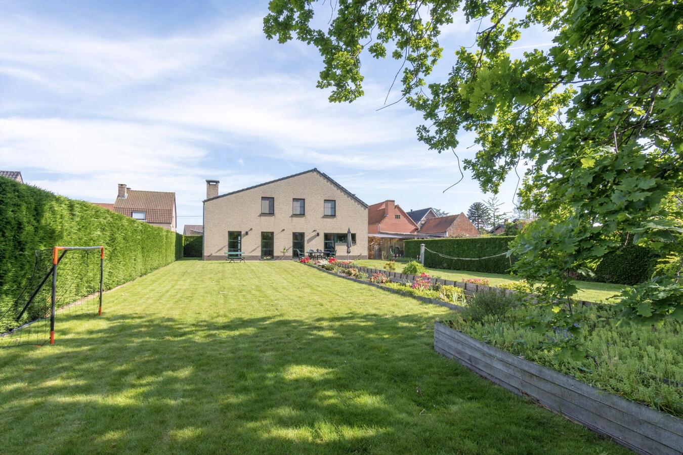 Instapklare villa met prachtige tuin te Destelbergen 