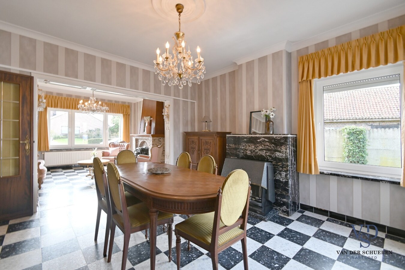 Half Open gezinswoning met potentieel 