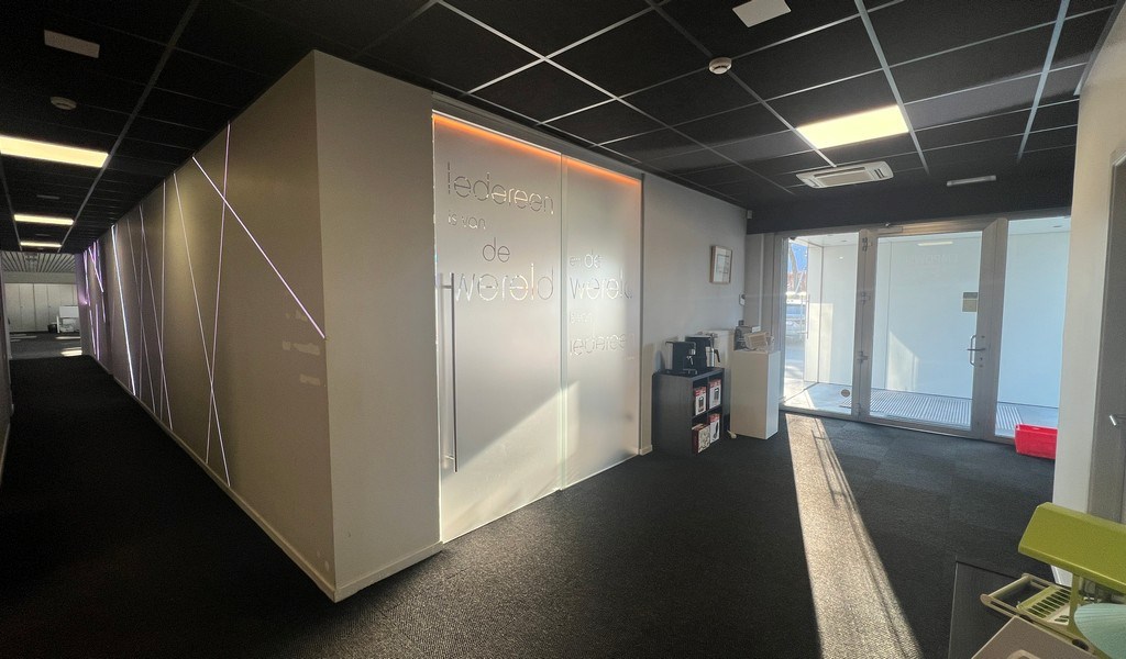 Bedrijfsgebouw met laadkades te huur in IZ Klein Frankrijk in Ronse