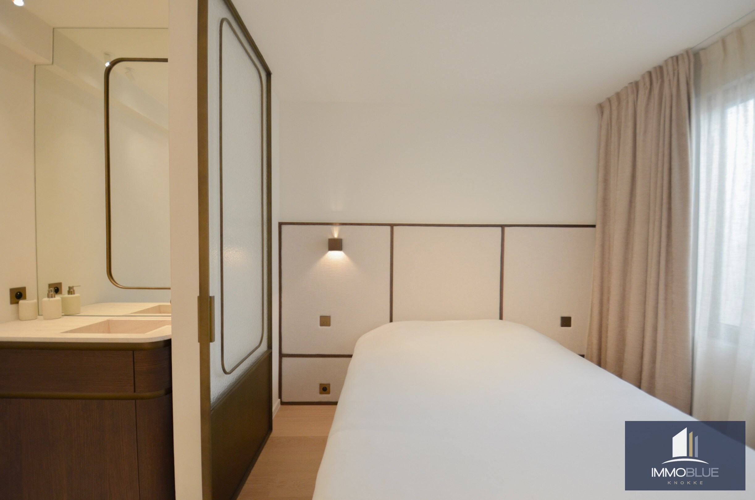 Uitzonderlijk gerenoveerd appartement met frontaal zeezicht in het Zoute. 