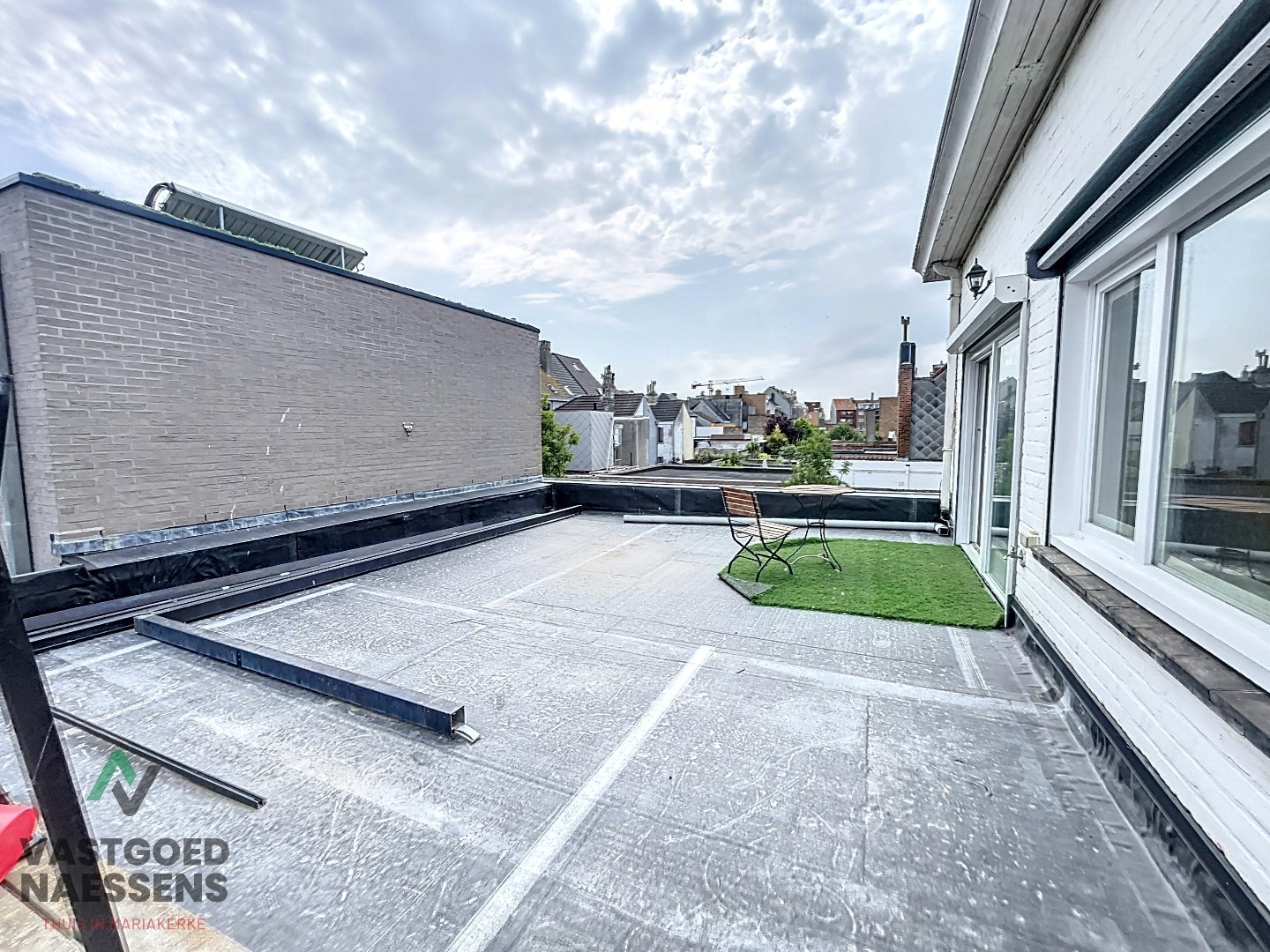 Maison d'angle avec entrepôt - garage - 5 chambres à coucher et terrasse 