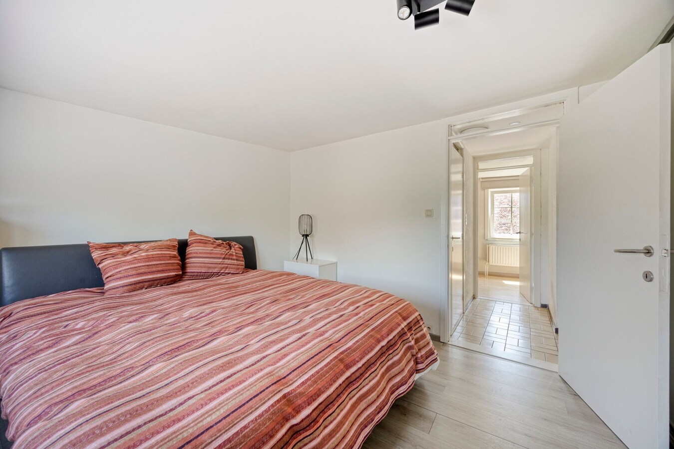 Charmant Leut : eigendom opgedeeld in 2 appartementen. Veranda,  2 garages. 