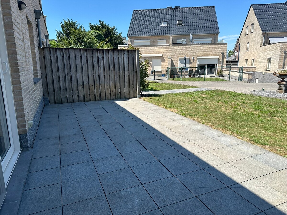 Gelijkvloers 3-gevel appartement met tuintje 