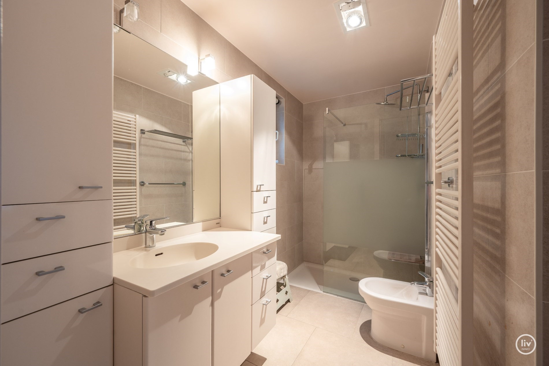 Aangenaam appartement met OPEN ZICHT en ideale zuid-west oriëntatie gelegen vlakbij de Dumortierlaan en op een steenworp van de Zeedijk 