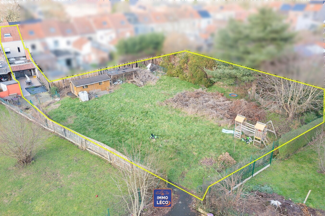 Maison rénovée érigée sur un terrain de 1448m² avec grand parking privatif, TOP SECTEUR 