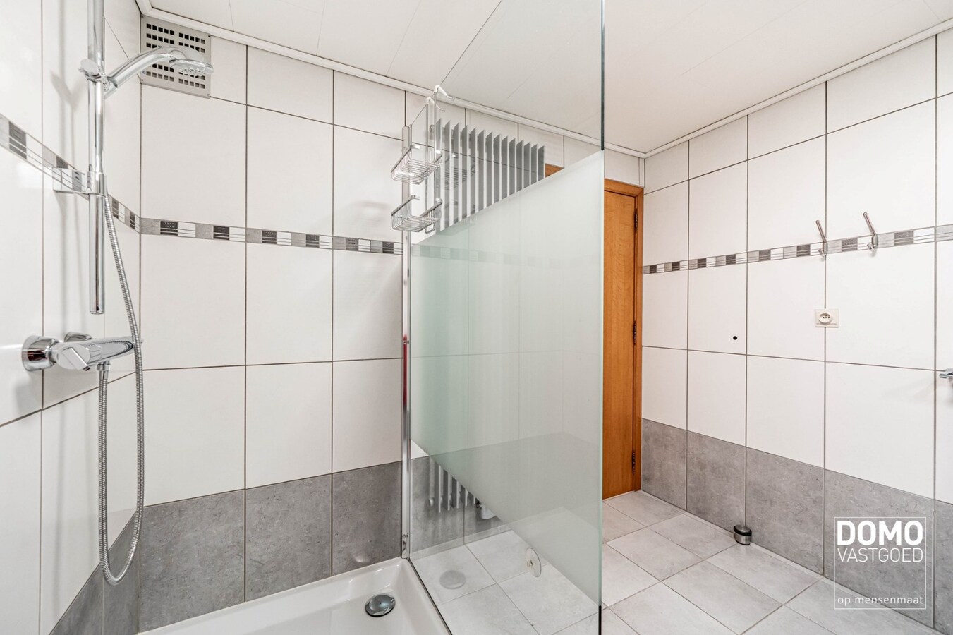GERENOVEERDE, INSTAPKLARE GEZINSWONING MET 4 SLAAPKAMERS TE TUILT 