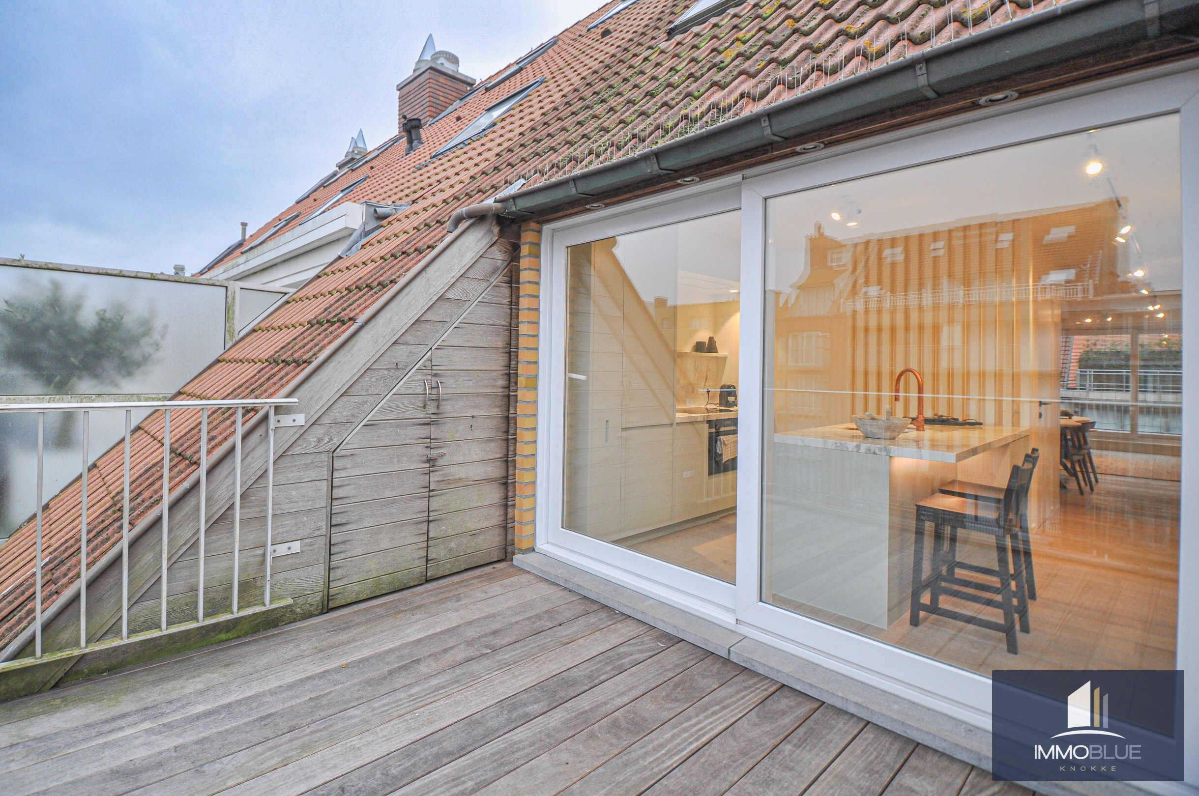 Appartement entièrement rénové avec deux grandes terrasses. 