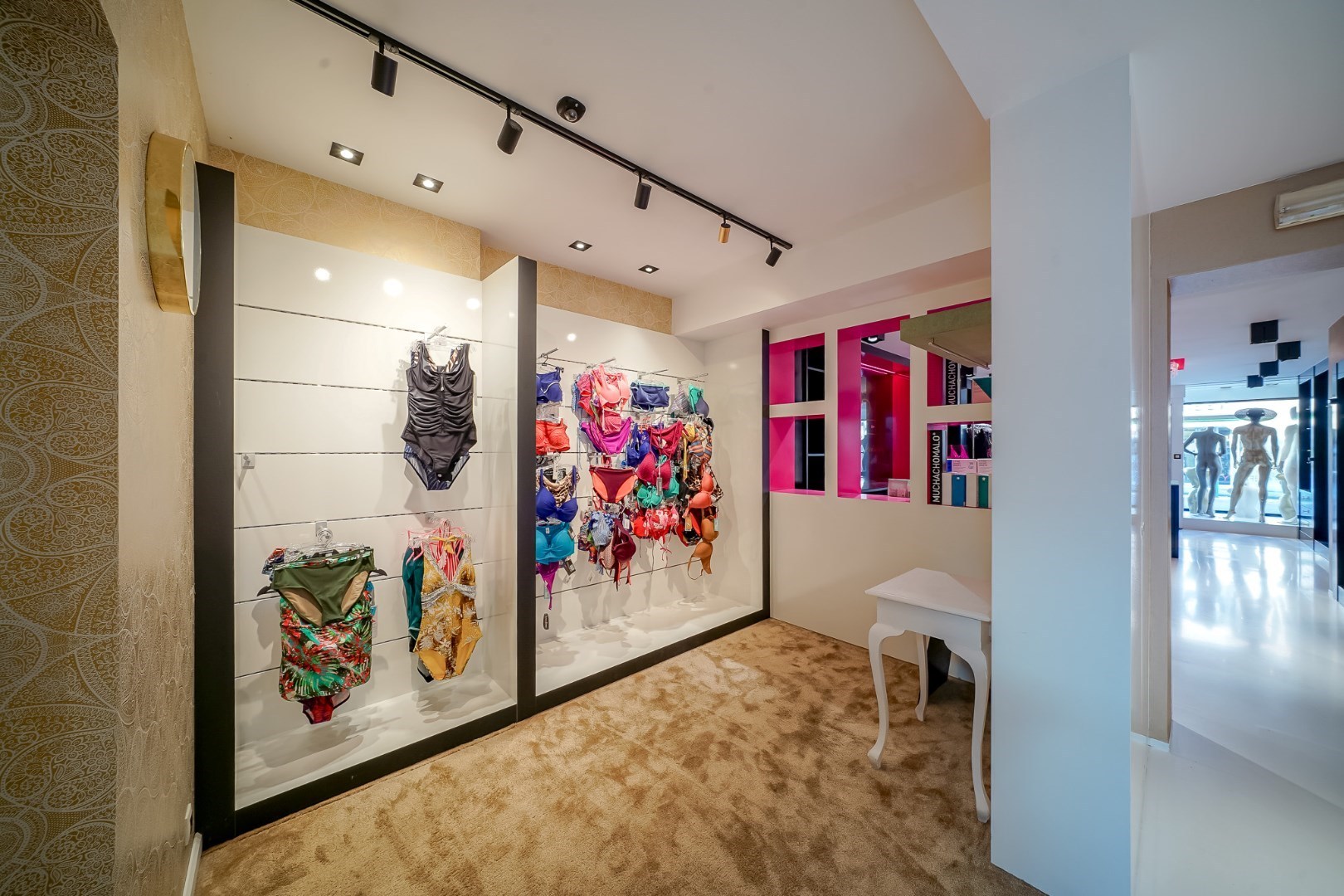 Ruime eengezinswoning in centrum Oudenburg met handelsruimte op gelijkvloers. 