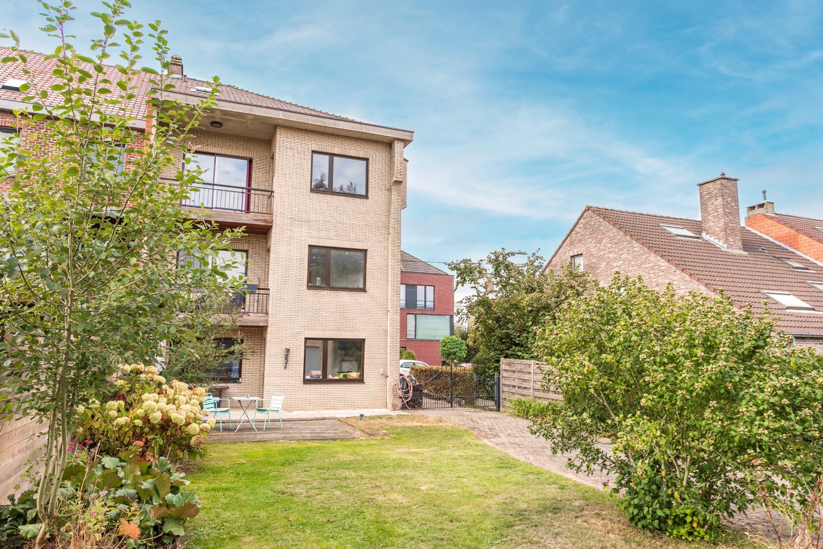 Solide woning met 6 slaapkamers, tuin en garage 