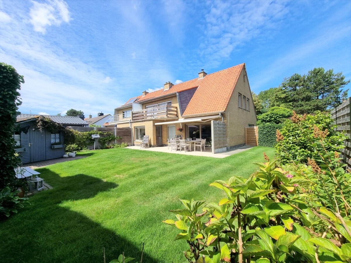 Ruime woning gelegen in een zeer rustige, residentiële woonwijk te Knokke-Heist 