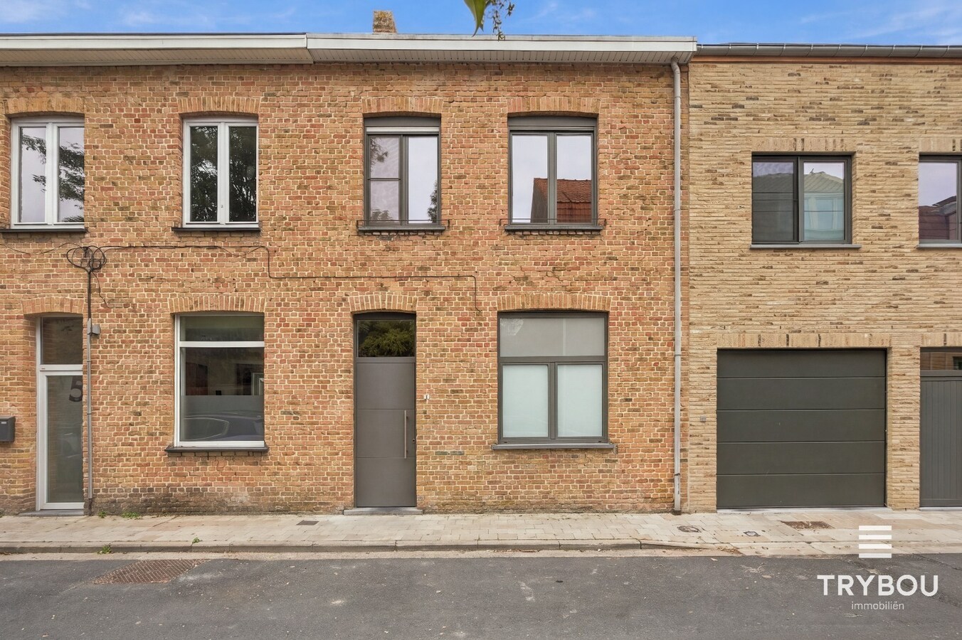 Ruime rijwoning in het centrum van Ieper! 